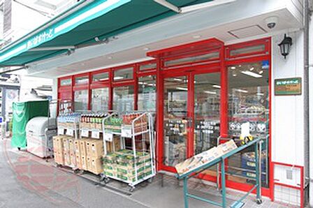 イオングループの小型スーパー「まいばすけっと」。地域密着で、生鮮食品をはじめ、日用品なども取り揃えてあります。