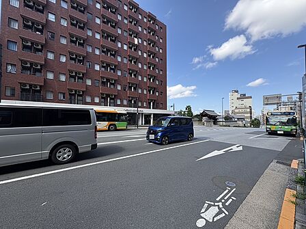 【周辺環境】物件周辺はバス便も豊富。2路線3駅と合わせて、都心へのマルチなアクセスを叶える好立地です。