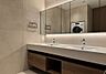 洗面：身支度を快適にする洗面2ボウル仕様の高級洗面化粧台です。大理石調のスタイリッシュなカウンターと豊富な収納を備え、ホテルライクな使い勝手を誇ります。