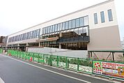 LIFE 徒歩5分。スーパー 380m