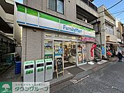 ファミリーマート 徒歩6分。 410m