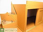 ベッド下、階段部分も収納できます