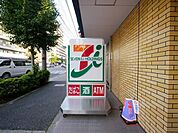 セブンイレブン板橋蓮根駅前店 徒歩7分。コンビニ 550m
