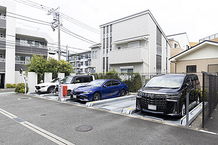 【機械式の駐車場】敷地内に駐車場を完備し、車通勤の方にも便利です。