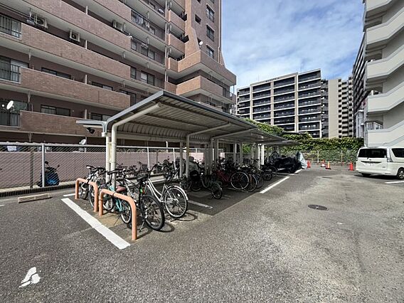 駐輪場、バイク...