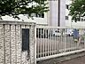 周辺：大野北小学校まで　821m　徒歩約11分　●学校内に水車のついたビオトープがあり、こどもがいつでも自然と触れ合える環境。