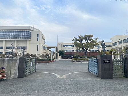 大宰府西中学校 徒歩約13分(約1000m)教育目標「自ら学び、心豊かに自己の確立に努め、たくましく生きる生徒の育成」
