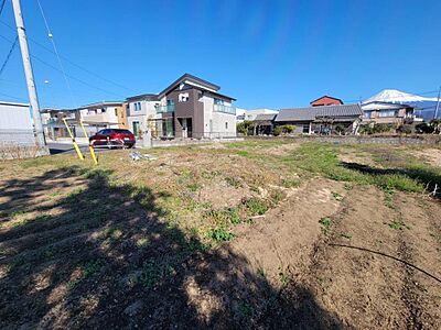 外観：【建築条件なし・土地売り・現況渡し】約180坪の広々とした土地です。