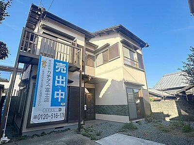外観:リフォーム済/外観 外壁塗装済、駐車場は2台駐車可能です。砂利引きを行っております。 外観:リフォーム済/外観 外壁塗装済、駐車場は2台駐車可能です。砂利引きを行っております。