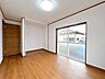 洋室：リフォーム済/2階南西洋室/6.5帖　天井・壁クロスの張替、床フローリングの張替、ドア建具の交換、照明交換を行っております。
