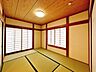 和室：リフォーム済/1階南西和室/6帖　和室は畳の表替え、天井・壁のクロス張替を行い、照明交換も行っております。