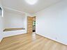 洋室：リフォーム済/2階西側洋室/6帖　フローリング重張、壁天井クロス張替、建具交換を行いました。