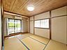 和室：2階西側和室／6帖／掃き出し窓からバルコニーに出入りが可能です。