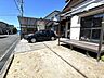 外観：【外観】駐車は並列に2台、横付けで更に1台可能です。お庭としても使用できるので使い方は色々ですね。