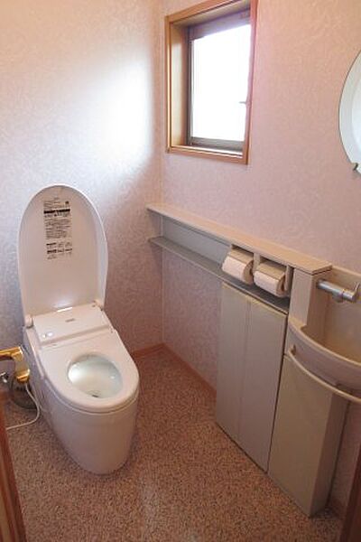 ウォシュレットトイレは自動で便座が開きます。
