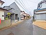 外観：前面道路：  閑静な住宅地をはしる車通りの少ない道路。  駐車の出し入れもらくらくです！ご不明点・現地見学のご希望は、お気軽にお問い合わせください！  周辺には買い物環境も充実♪