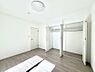 寝室：～Bed Room～　全居室に収納クローゼットを完備！普段使いのお洋服や小物はもちろん、季節物のお洋服などもしっかりと整理整頓おしまい頂けます。居室空間をより広く使用でき、お部屋を有効活用いただけます