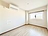室内：～Bed Room～　木の温もりがやさしいフローリングは安らぎをもたらすプライベート空間。明るめのフローリングですので、壁紙ともマッチし、お部屋を更に広く見せてくれる効果も。
