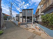 ～Exterior～　前面道路：南東 4.6m 公道、南西 4m 公道　低層の一戸建てを中心とした街並みが整然と続き、周辺は高い建物が建っていないので、緑の多い閑静な趣を感じる環境です。