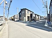 ～Exterior～   前面道路は閑静な住宅地をはしる車通りの少ない道路。駐車の出し入れもらくらくです！ご不明点・現地見学のご希望は、お気軽にお問い合わせください！