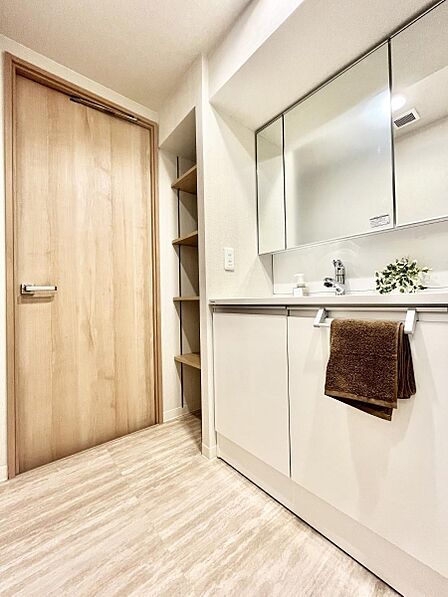 ~Dressing Room~ 十分な大きさの洗面台は収納もさる事ながら、身だしなみチェックや歯磨きなど、朝の慌ただしい時間でもホテルライクなスペースで余裕とゆとりを感じて頂けます。