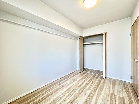 ～Bed Room～  全居室には収納クローゼットを完備！普段使いのお洋服や小物はもちろん、季節物のお洋服などもしっかりと整理整頓おしまい頂けます。  居室空間を広く使用できますね。  