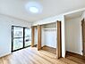 室内：～Bed Room～　木の温もりがやさしいフローリングは安らぎをもたらすプライベート空間。明るめのフローリングですので、壁紙ともマッチし、お部屋を更に広く見せてくれる効果も。