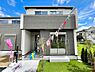 外観：◆C号棟◆～Exterior～  閑静な住宅地で子育て家族にピッタリ。  毎日のお散歩も快適な緑に恵まれたエリアで、自然に包まれた穏やかな暮らしを実現するための、ゆとりある住環境が整っています。