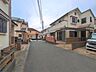 外観：～Exterior～　前面道路：南西 4.9m 公道、南東 4.9m 公道　低層の一戸建てを中心とした街並みが整然と続き、周辺は高い建物が建っていないので、緑の多い閑静な趣を感じる環境です。