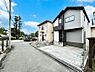 外観：～Exterior～　前面道路は閑静な住宅地をはしる車通りの少ない道路。駐車の出し入れもらくらくです！ご不明点・現地見学のご希望は、お気軽にお問い合わせください！