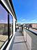 バルコニー：◆B号棟◆～Balcony～  バルコニーは温かい陽がさしこみ、お布団や洗濯物を気持ちよく干すことができます。使いやすく開放的なバルコニーです♪陽ざしがたっぷり降り注ぐ、バルコニー付き住まい。  
