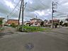 外観：～Exterior～　前面道路：北西 6m 私道、北東 5m 私道　低層の一戸建てを中心とした街並みが整然と続き、周辺は高い建物が建っていないので、緑の多い閑静な趣を感じる環境です。