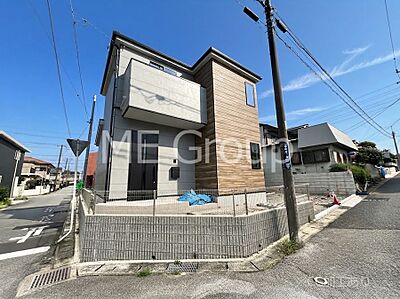 外観:◆3号棟◆~Exterior~ 晴天の青空と交わることで一段と輝くその姿は、静止画では収まりきらないほど。誕生した「お住まい」は、季節や時代に左右されない珠玉の空間です。 外観:◆3号棟◆~Exterior~ 晴天の青空と交わることで一段と輝くその姿は、静止画では収まりきらないほど。誕生した「お住まい」は、季節や時代に左右されない珠玉の空間です。