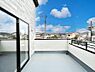 バルコニー：◆4号棟◆〜Balcony〜　南向きのバルコニーの前には雲以外に太陽を遮るものがありません。お洗濯物も乾きやすく、何より明るく気持ちのいい光が入ってきます。使いやすく開放的なバルコニーです♪