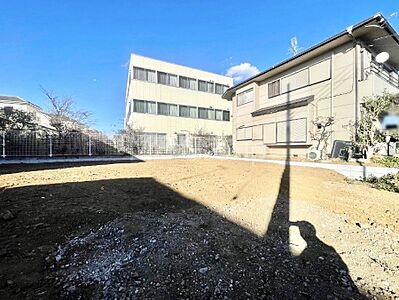 外観：◆1号棟◆〜Exterior〜  一戸建ての大きなメリットは、自分達の「土地」を「自由に」使える事です。  ガーデニングやＤＩＹ，車やバイクの趣味など様々な用途で利用できます。  