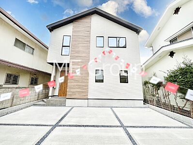 外観：〜Exterior〜　駐車場2台置けます！(車種による)自転車置き場や物置場として、お子様の遊ぶスペースとして、ゆとりある敷地だからこそ可能な多用途にご利用いただけるスペースです。