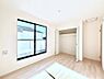 寝室：〜Bed Room〜　バルコニーからの明るい日差しが差し込みます。日照に恵まれたお部屋。柔らかい自然光で朝目覚める暮らしが送れるだろう。また、機能的な収納を配置して、片付いた空間も実現出来そう。