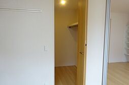 ウォークインクローゼット付いています。たっぷり収納できますよ。