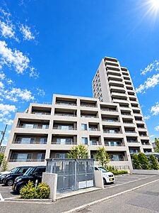 外観：2005年完成、総戸数41世帯、地上15階、地下1階。エントランスホールも充実！