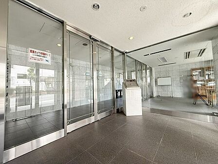 【エントランス】来訪者が確認でき防犯にも配慮されたモニター付きのオートロックシステムです。