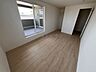 洋室：＼心安らぐ主寝室／ゆとりある広さで、ベッドや家具の配置も自在。落ち着いた空間設計が、一日の疲れをやさしく癒し、上質な眠りへと導きます。