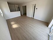 ＼光と風が心地よく巡るリビング／家族が自然と顔を合わせる開放的な空間設計。ゆとりある広さで家具の配置もしやすく、毎日を快適に過ごせます。