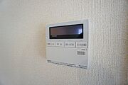 給湯器リモコンはキッチン横からボタンひとつで操作が楽々。通話ボタン付きでお子様とも会話ができて安心です。
