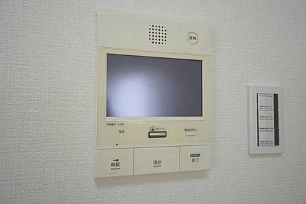 ドアを開けずに来訪者を確認できるモニター付インターフォン。防犯はもちろん、セールスマン対策にもなりますね^^施錠解錠もボタン一つで楽々^^