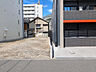 外観：◆すっきりとした全景◆左右の建物との距離感がよく分かり、これからの新しい暮らしをイメージしやすいお写真です。南向きの大変明るいひだまりが心地よく広がる更地で、開放的な住環境を現地で実感できます。