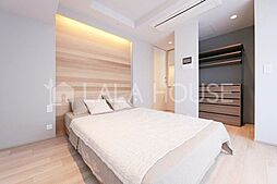 8.1帖の寝室。バルコニーに隣接した明るい室内です。ビルトインエアコン完備◎