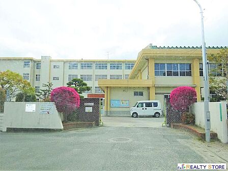 福岡市立老司小学校 徒歩10分。 730m