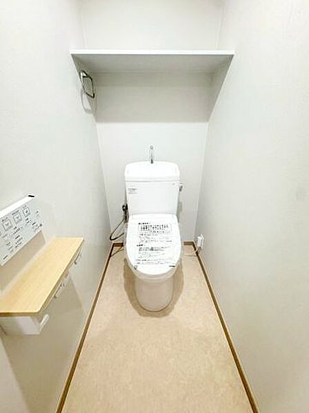 温水洗浄機付き便座のトイレです♪上部棚付きでペーパー類のストック等も置くことができます♪