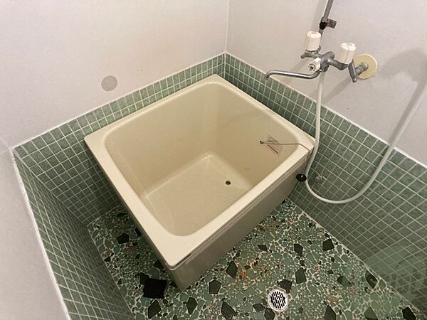 画像4:お風呂です。少し狭いですがシャワーするには十分ですね。