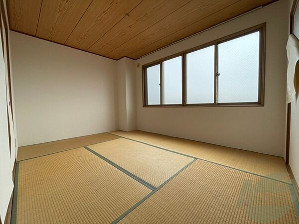 画像10:こちらが寝室です。窓が大きくて明るいですね。